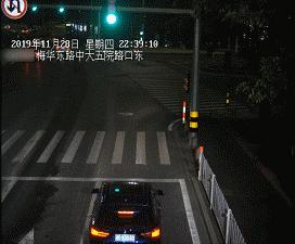 司机闯红灯送医院救治,宝马女司机拖行伤者视频