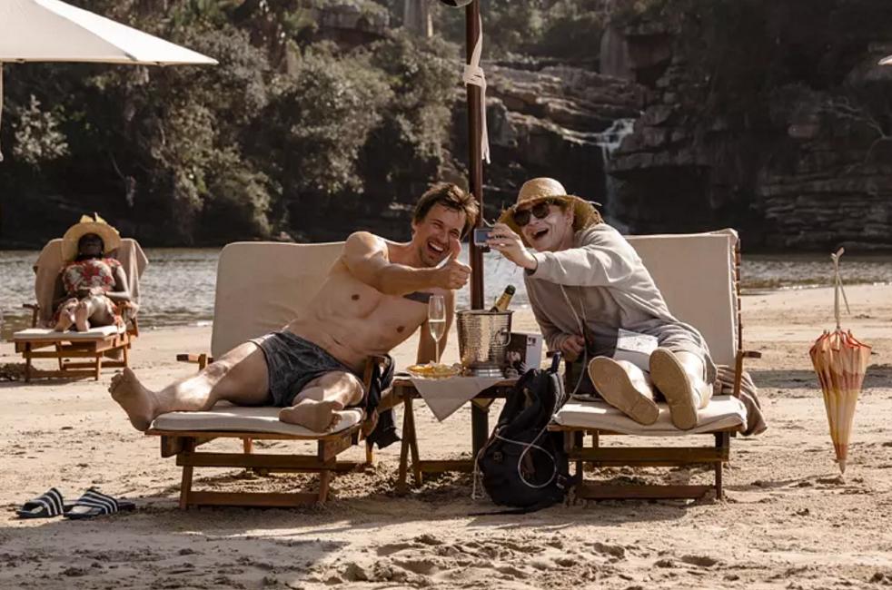 两位年轻人患绝症，借钱过奢靡生活，过程很搞笑，结局让人想哭