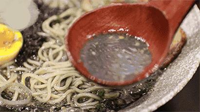 一口吃出巧克力和板栗味，黑蒜是啥“黑”料理圈粉这么多明星？