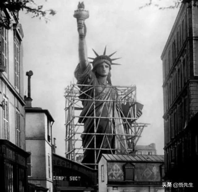 霍金年轻时帅气的照片,霍金年轻时帅照