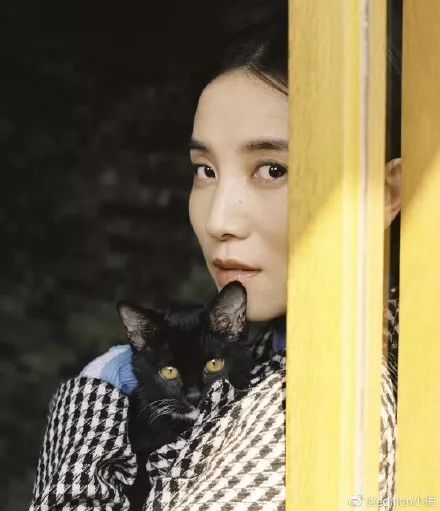 当女朋友穿上高跟鞋比你还高,你女朋友穿高跟鞋你会怎么样