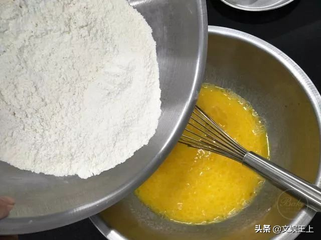 不用出门自己在家做蛋糕,不能出门就自己做了一个蛋糕