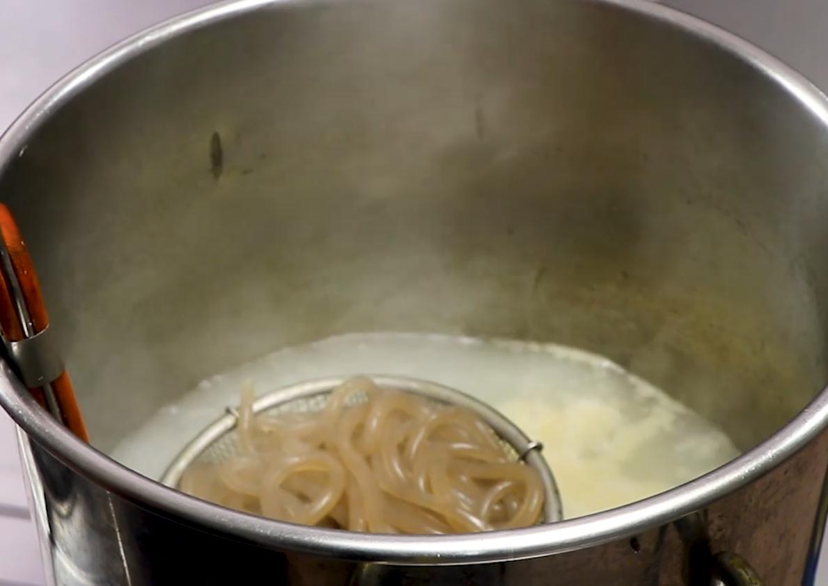 正宗的酸辣粉配方制作视频,酸辣粉的做法大全视频播放