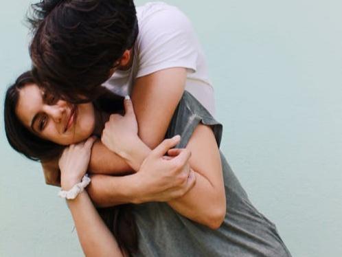 夫妻因为小事吵架闹离婚,夫妻之间两地分居闹矛盾如何解决