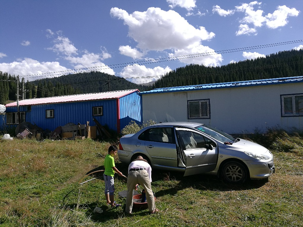 与*疆新**旅店老板共餐，直夸我土豆丝炒的好吃，后请我吃羊肉大餐