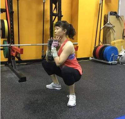 深蹲时腰背为什么要保持中立,深蹲后腰背紧绷