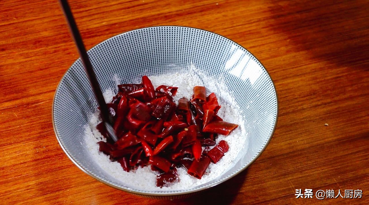 辣椒裹上面炒一下怎么做,面酱炸辣椒做法