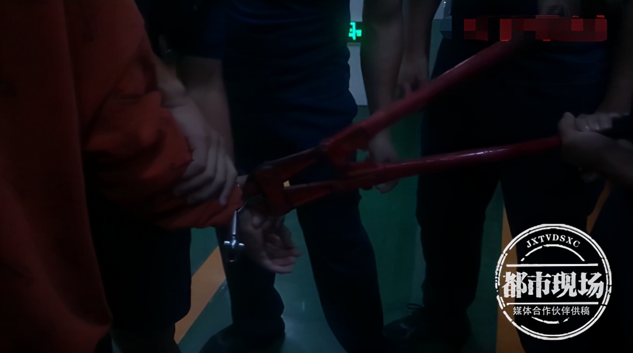 笑死！小伙网购*铐手**忘买钥匙，被铐一天后求助消防