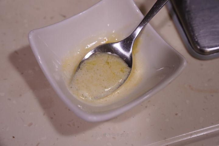 煎牛排爆油怎么办,煎牛排放黑胡椒容易糊吗