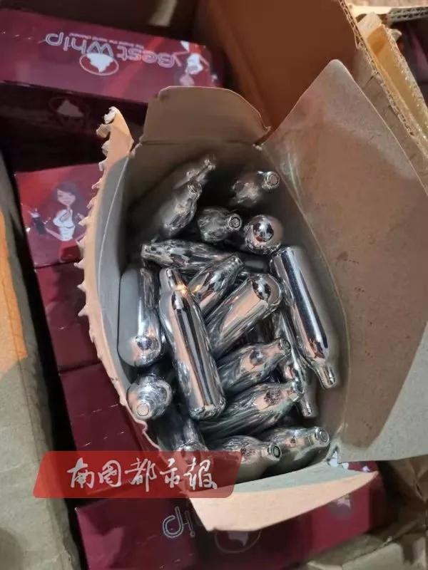 警方破获涉笑气贩毒案,杭州警方查获2000余支笑气