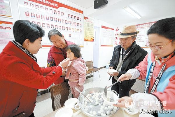 闹元宵吃汤圆约灯会猜灯谜,元宵吃汤圆看灯展猜灯谜视频