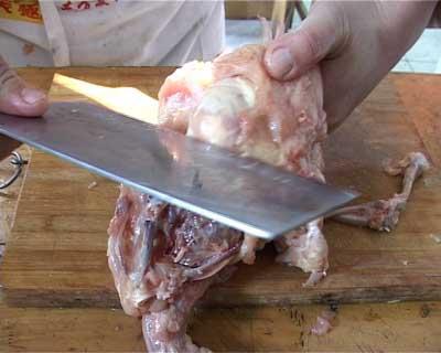 最详细鸡爪焯水剔骨教程,整鸡去骨正宗做法