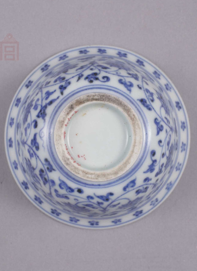 馆藏永乐青花压手杯,永乐年制青花瓷压手杯鉴定