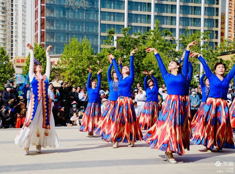 洛阳牡丹广场：*疆新**舞大联欢