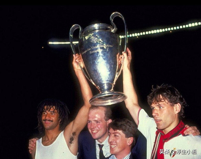 足球史上最全能支点中锋!他可以在中锋、前腰和边锋之间无缝衔接!