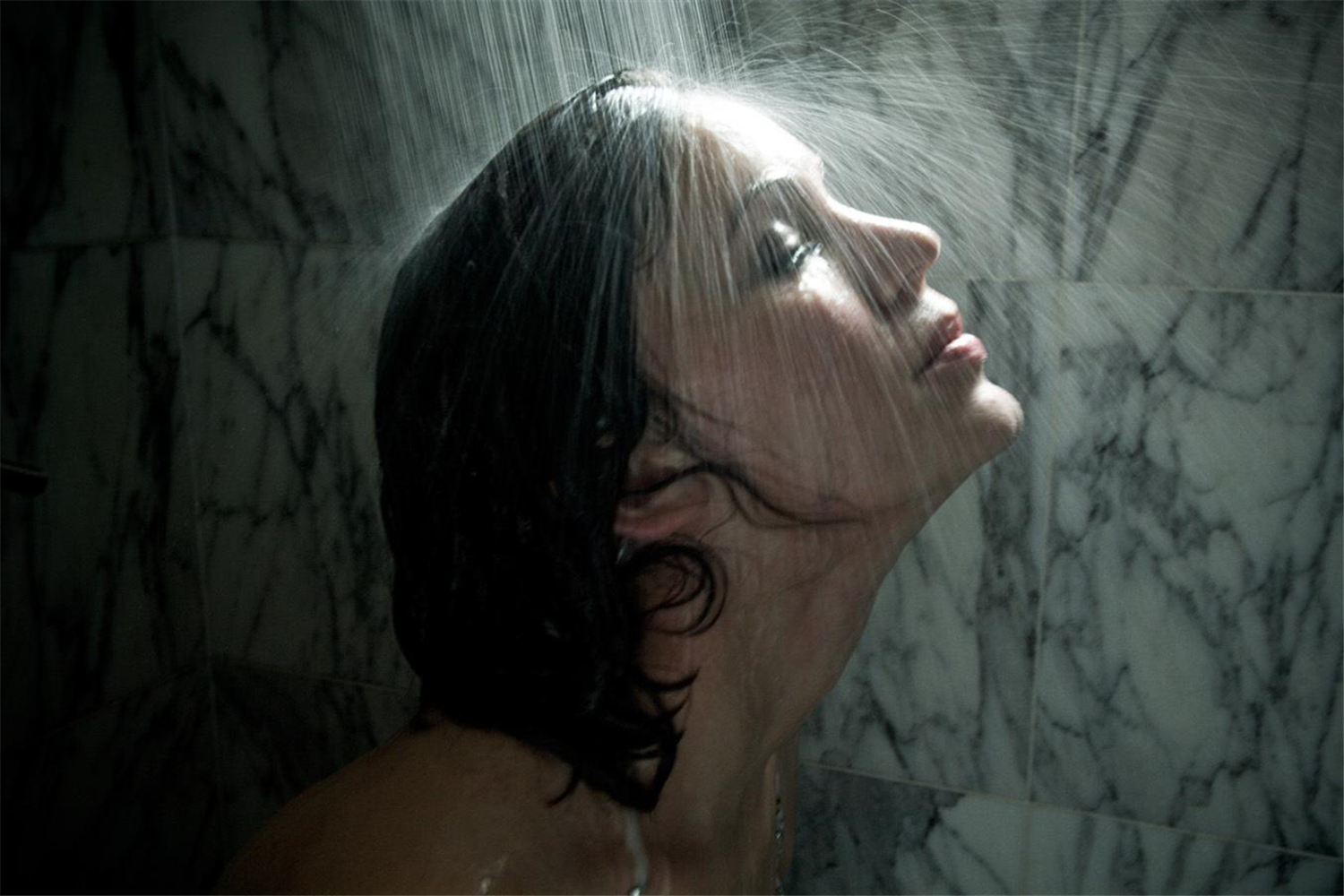 流产后坐小月子可以染头发么,流产坐小月子后可以用热水洗手吗