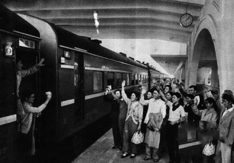 毛*东泽**为堂弟买火车票，也出现“一票难求”，警卫员为此排队3天