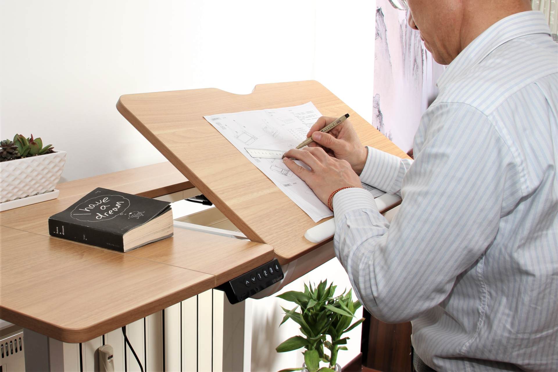 两千元以内电动升降桌，冠军孙杨推荐乐歌新品，伏案苦读不再腰酸