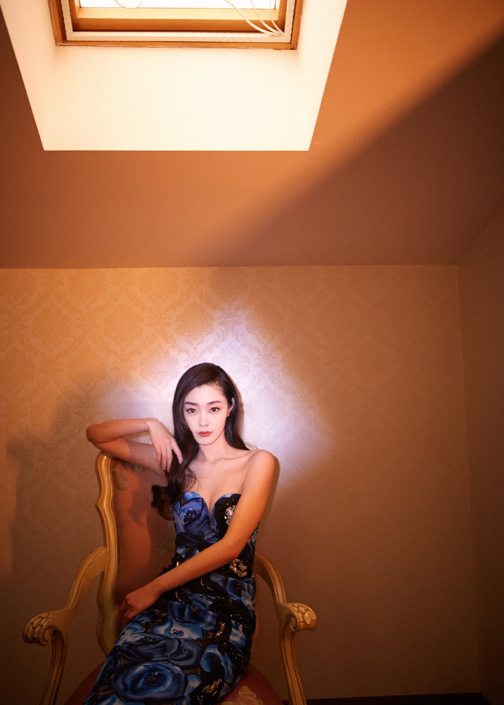 《庆余年》中她是范闲迷妹，今穿蓝色印花抹胸裙，秀香肩惊艳迷人