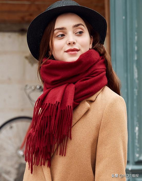 羊绒大衣工厂店反季促销,工厂围巾清仓按斤卖快来挑