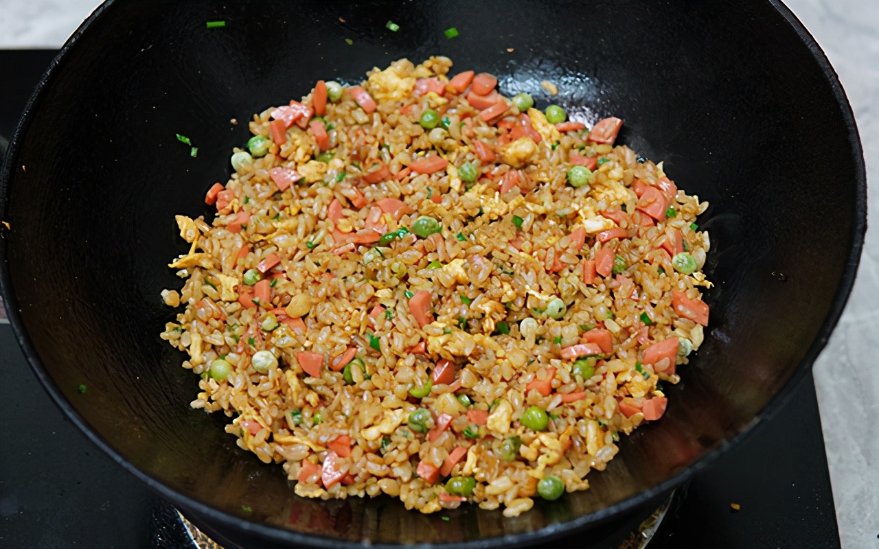 好吃的酱油炒饭简单方法,简单的酱油炒饭最正确的做法
