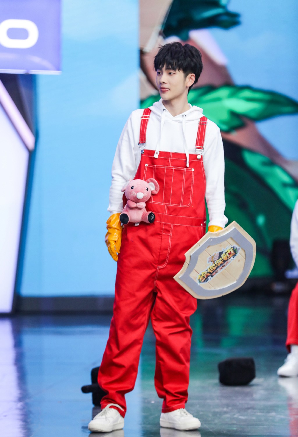 周震南芭莎男士实体刊封面,周震南绿色外套搭配