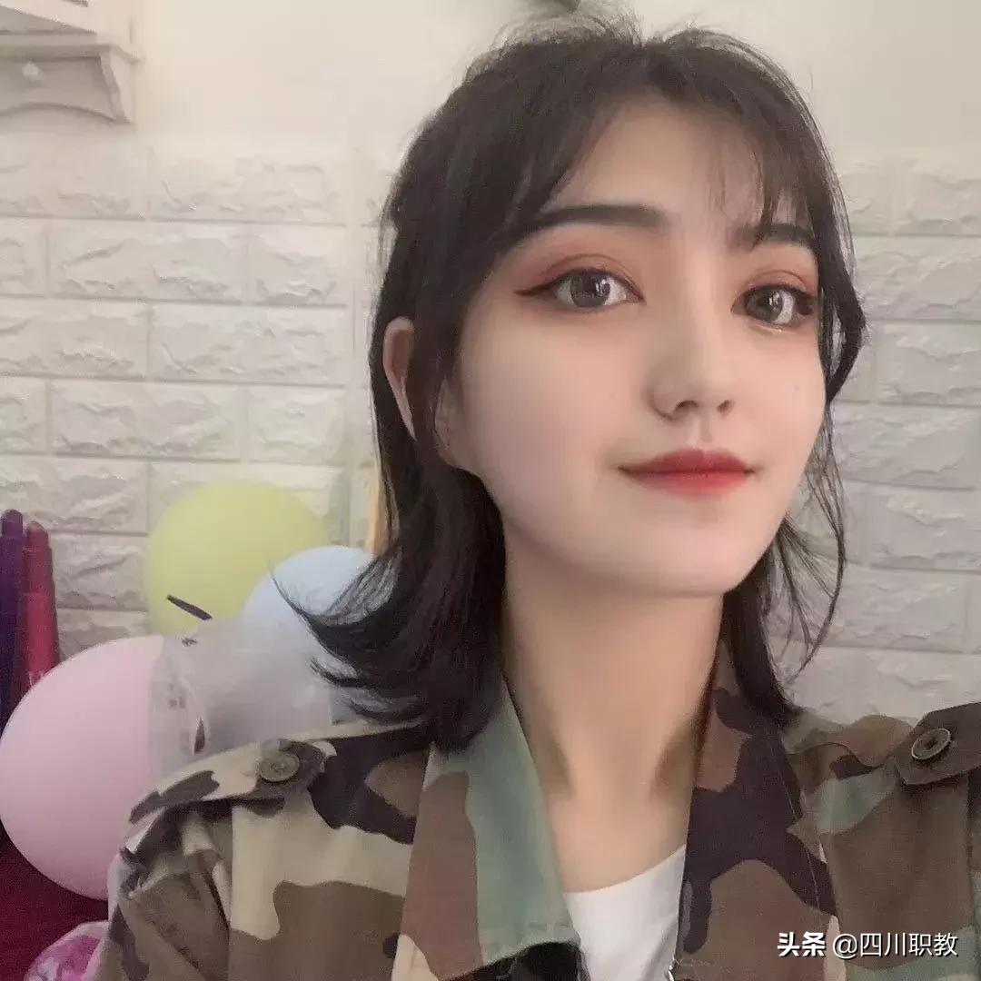 空姐登上成都世警会，西航版“迪丽热巴”颜值爆表