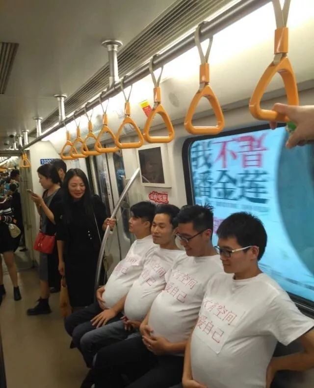 成都的地铁真的很有氛围感,成都的地铁有多浪漫