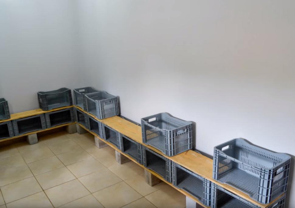 卖水果剩的塑料筐，老公堆在墙角做个L型衣帽间，还挺像回事的