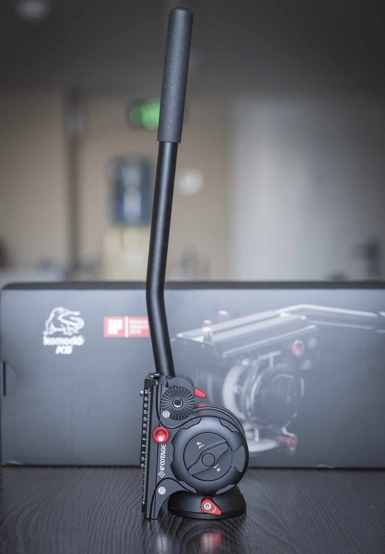 聚目开箱丨明明能靠脸，偏要拼才华——印迹COBRA2代独脚架开箱