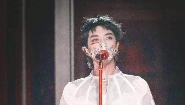 整容、劈腿、被喊老公？华晨宇被圈外女猛锤，人设崩塌