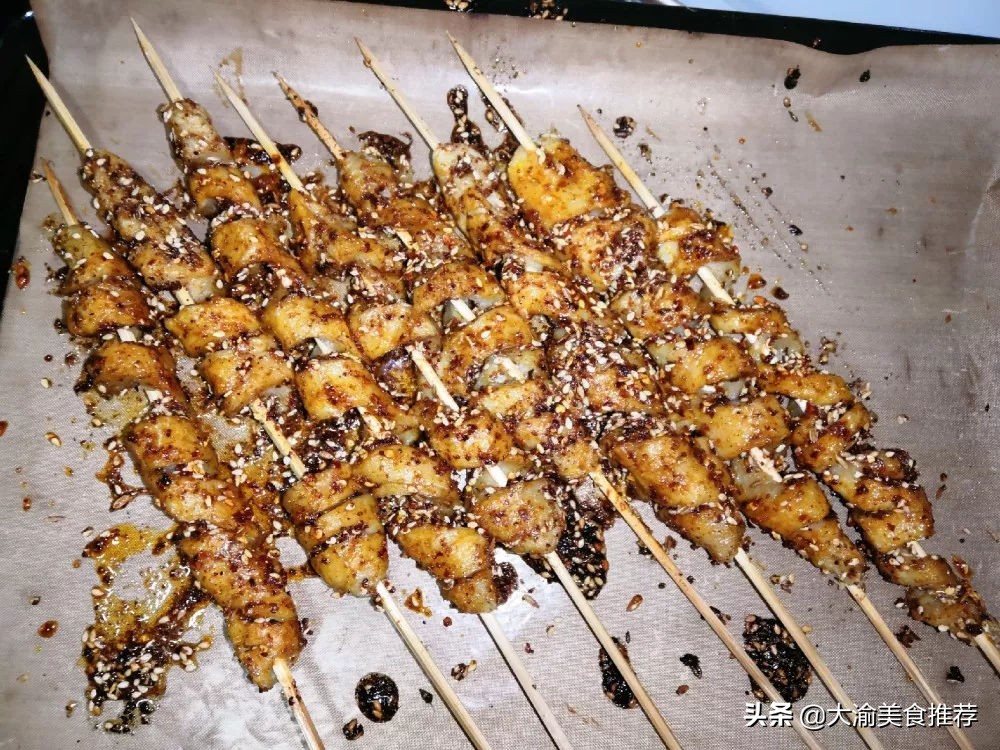 热门小吃摆摊烤面筋的做法,烤面筋也是很火爆的街边休闲小吃