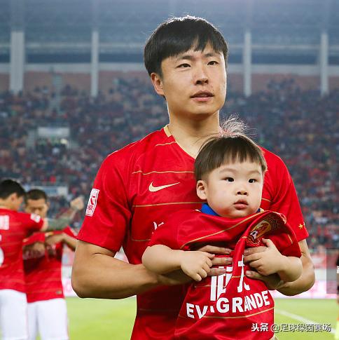 2300万转会恒大，1年0出场，演员妻子貌美腿长，2岁儿子像他