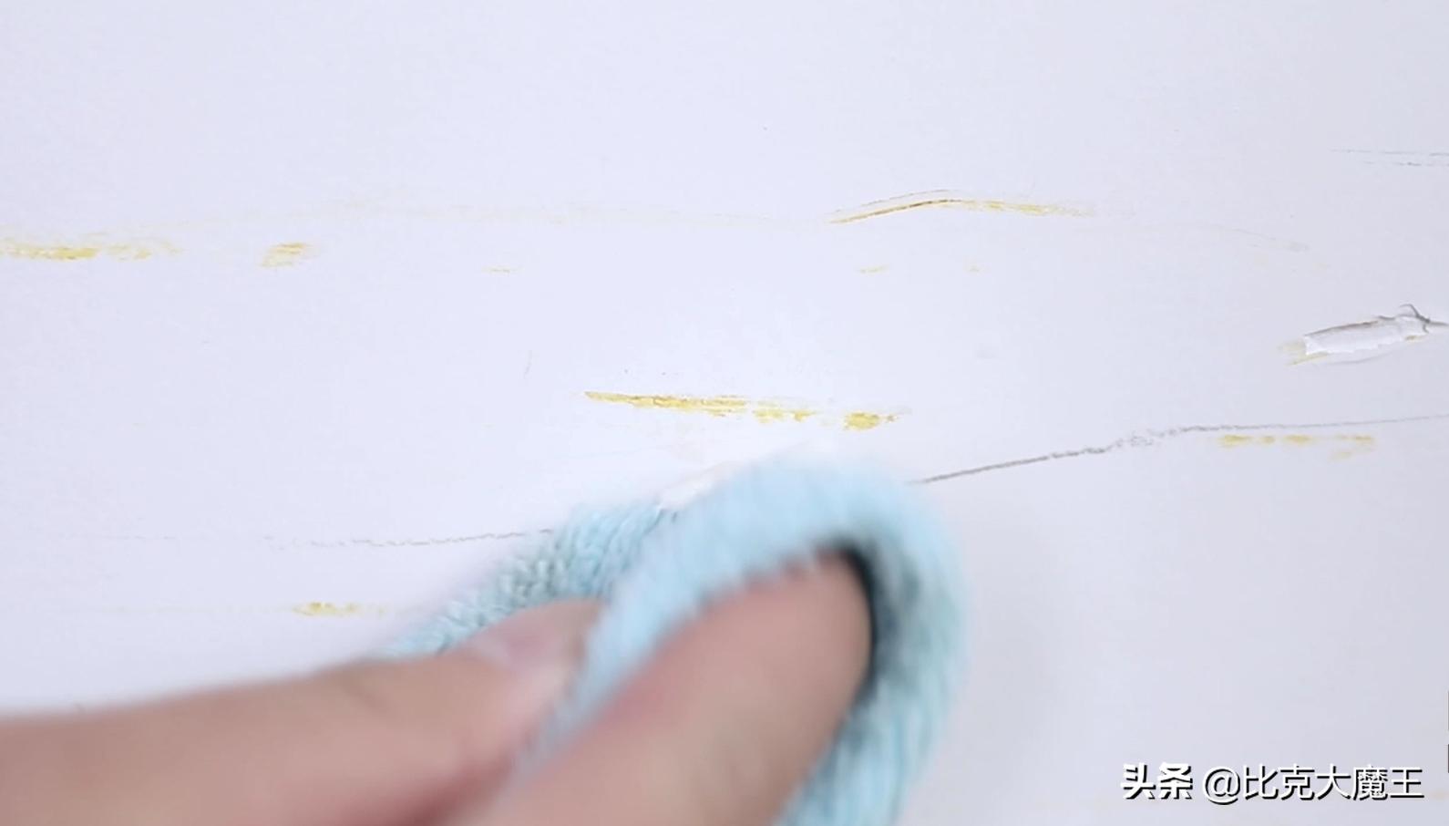 白墙脏了最好别用水擦,白墙脏了不用怕清洗用这招