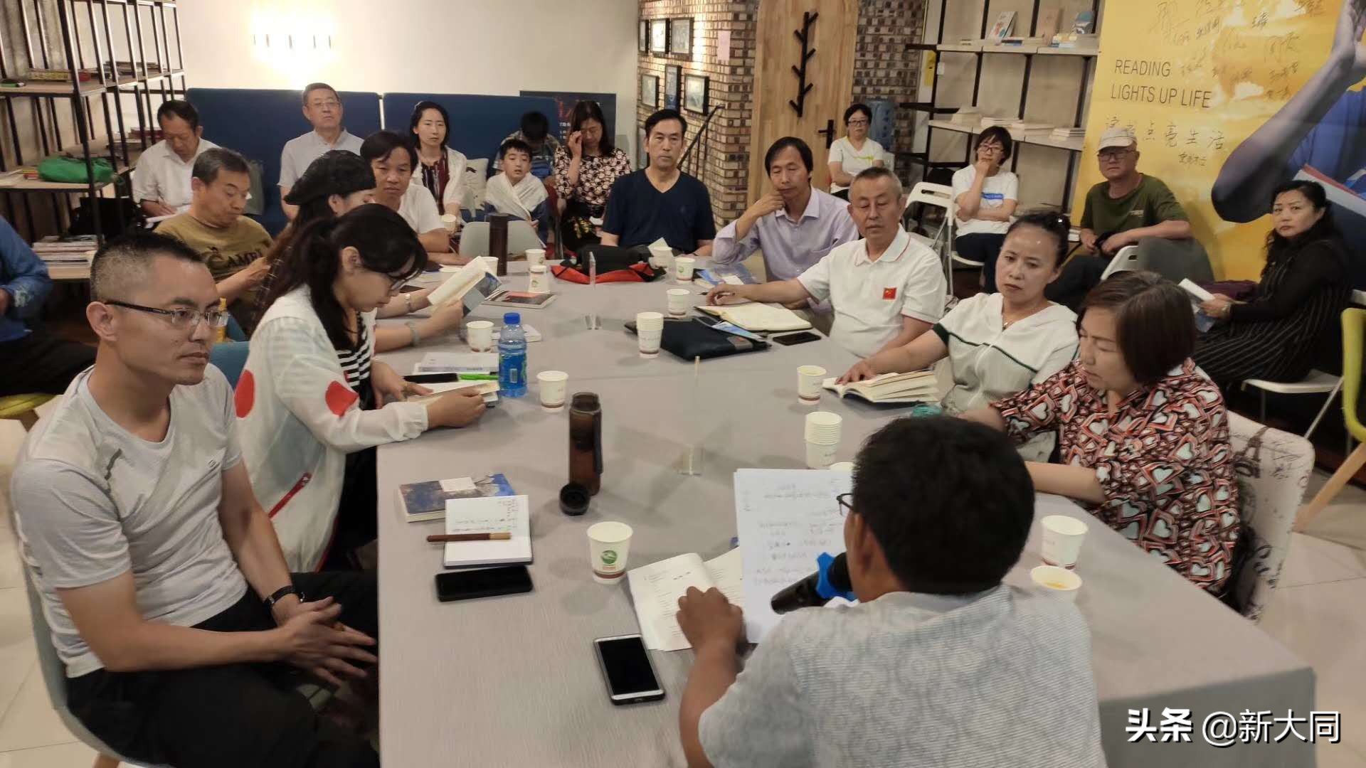 侯建臣：低到尘埃（关于散文集《乱炖》）文学沙龙掠影