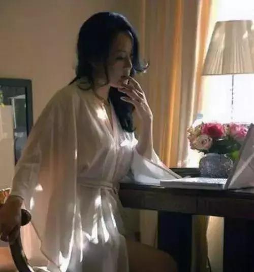 重出江湖的章小蕙真的能成为新一代超级美妆博主么？