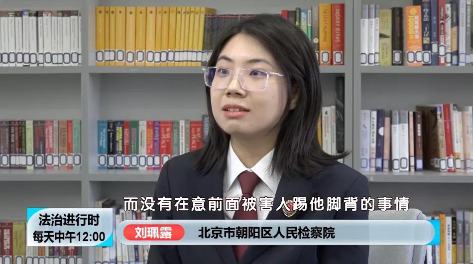 足球比赛中辱骂对方球员怎么判罚,足球比赛伤人要不要承担法律责任