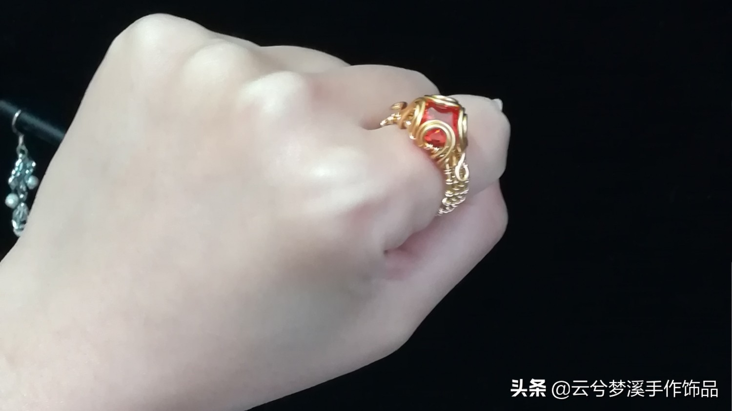 戒指最简单的绕线方法,一根扭扭棒蓝宝石戒指教程