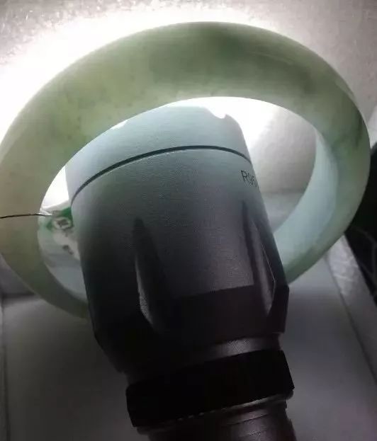 想买个玉镯子应该怎么选,怎么样挑几千玉手镯