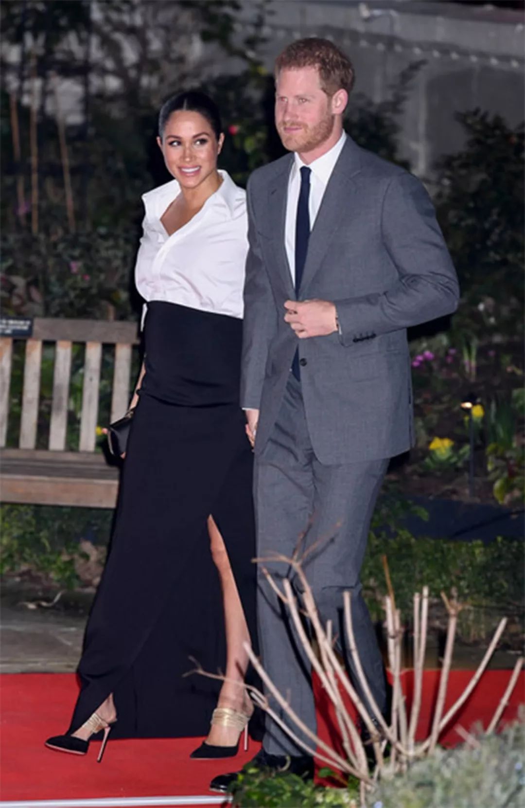 梅根抱着孩子的视频,梅根挺大肚子抱孩子上学