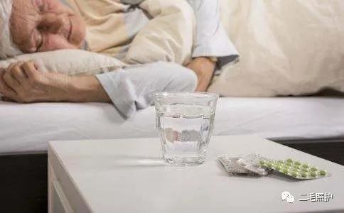 老人出现发热发烧症状，在家中如何进行专业陪护？