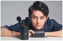 为武汉带货，“素颜”上热搜的李佳琦，为什么那么火？