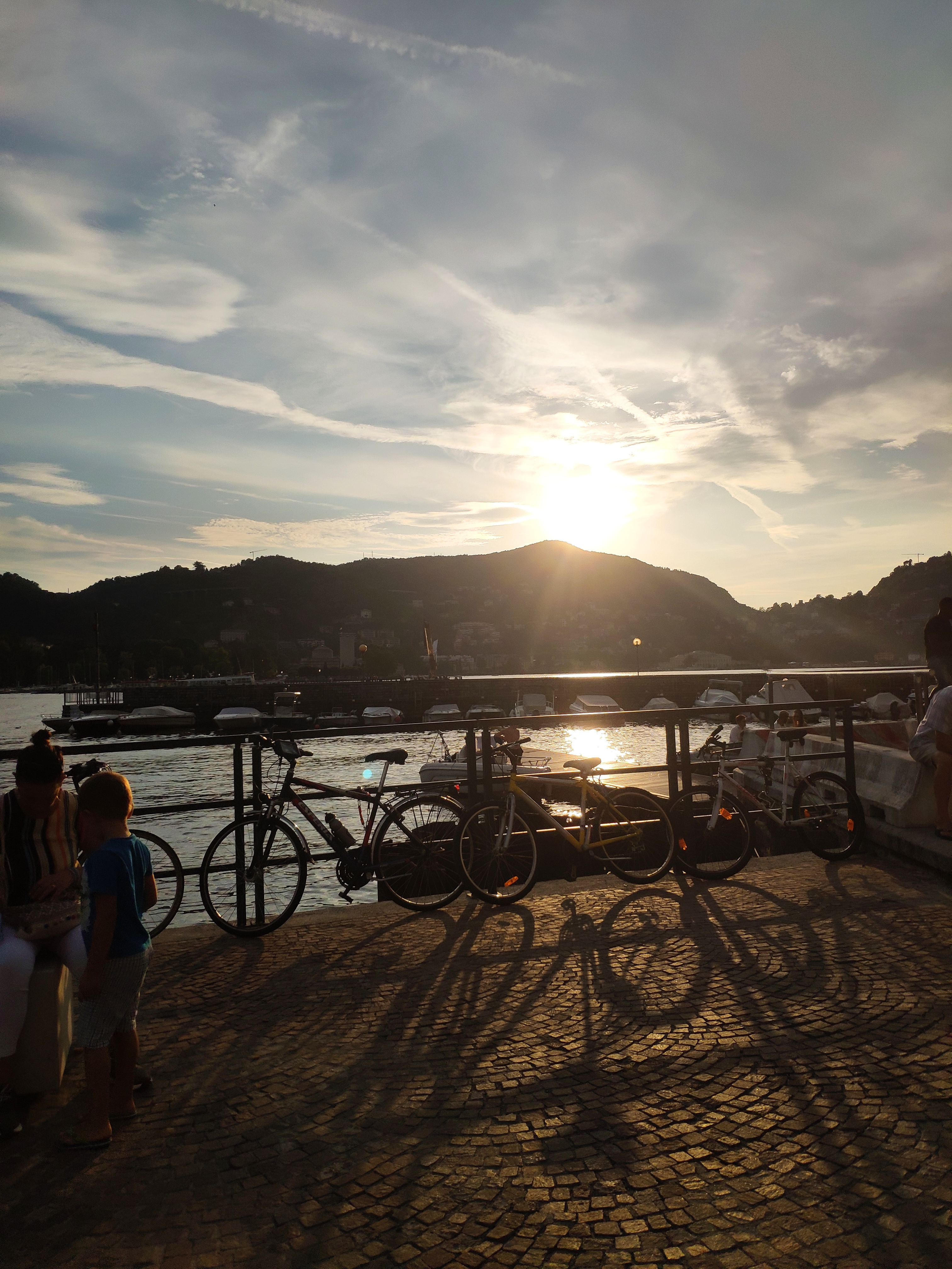 贝拉焦（Bellagio），意大利在左，瑞士在右，晨光熹微，岁月静好