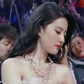 肖战与孟美岐不和？还是表情管理没到位！