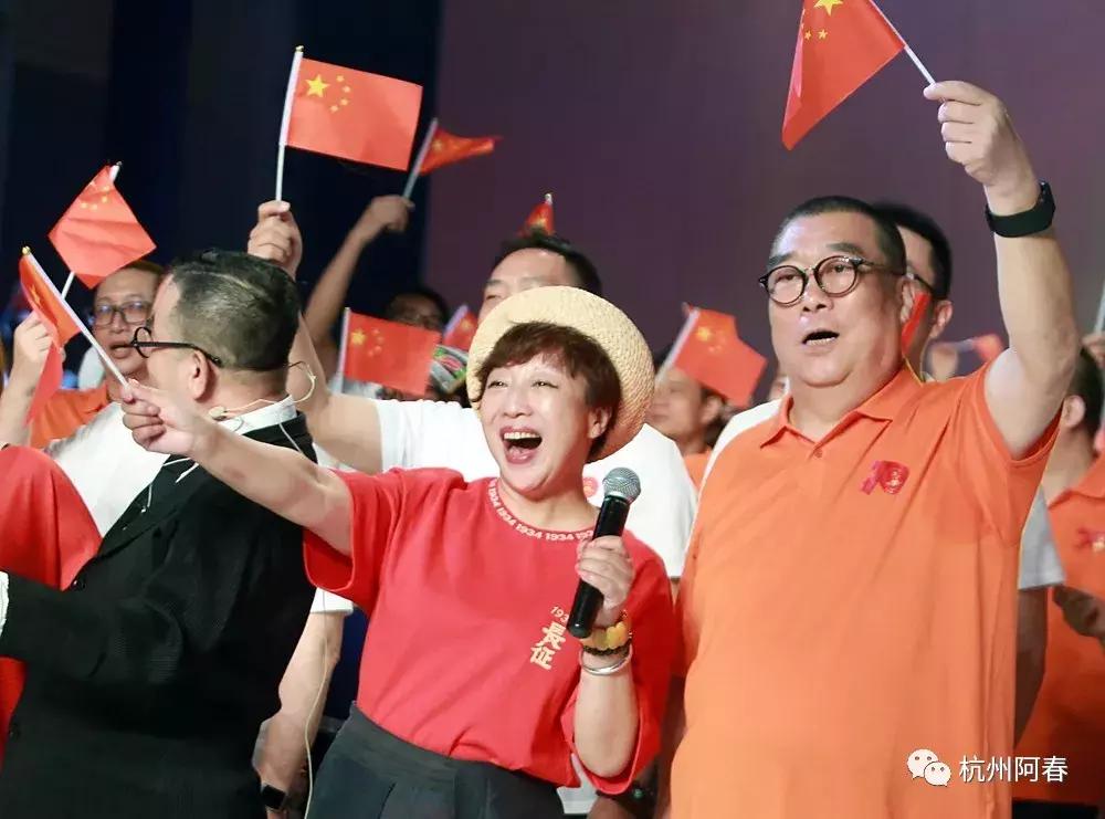 服装人放声高歌致敬祖国，广东时装周闭幕式上那激动人心的一刻