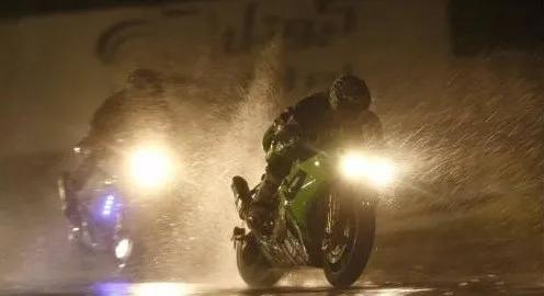 暴雨天开车注意事项和禁忌,暴雨天气出门注意哪些事项