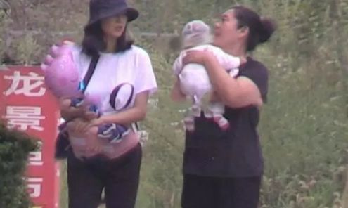 高圆圆产后露肩衫,高圆圆产后复出首封小露香肩