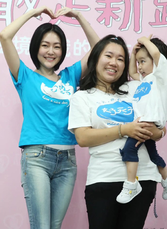 露肩装搭配宽松牛仔裤,露肩穿搭牛仔裤