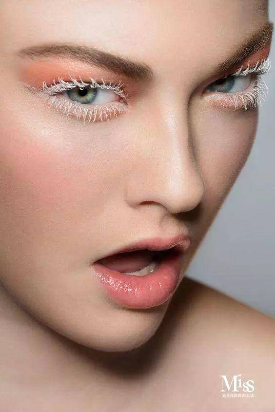 很多品牌推出各种颜色的睫毛膏，却孤零零地躺在专柜里无人问津