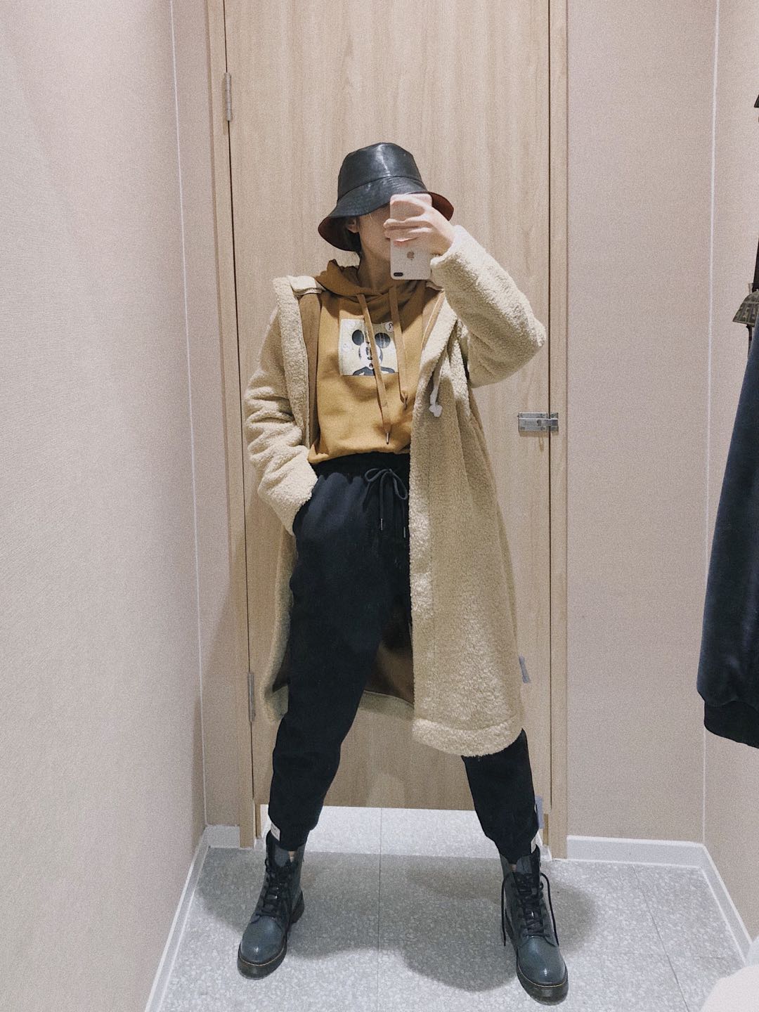 黄色马丁靴搭配长裤牛仔裤,黑色马丁靴配长裤好还是九分裤好